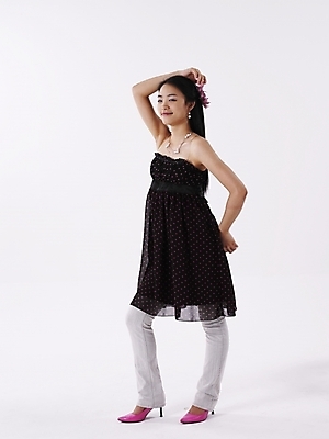 포토 JPG 스튜디오촬영 전신 모델 긴머리 원피스 여자 구두 분홍색 포즈 목걸이 장신구 실내 한명 미소 누끼 사람 20대 성인 세로 치마 귀걸이 검은색 한국인 청바지 하이힐 여자만 여자한명만 성인여자만 청년만 청년여자만 성인한명만 청년여자한명만 성인여자한명만 성인만 국내포토 1 헤어스타일 옷 컬러 신발 바지 하의 표정 동양인 청년 내부 여성화 파일형식