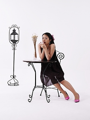 포토 JPG 스튜디오촬영 전신 모델 긴머리 원피스 여자 꽃 구두 분홍색 포즈 의자 탁자 실내 한명 누끼 사람 앉기 20대 성인 세로 치마 검은색 한국인 스탠드 하이힐 커피잔 찻잔 여자만 여자한명만 성인여자만 청년만 청년여자만 성인한명만 청년여자한명만 성인여자한명만 성인만 국내포토 식물 1 헤어스타일 옷 커피 컬러 가구 신발 모션 하의 조명 잔 동양인 청년 내부 여성화 파일형식