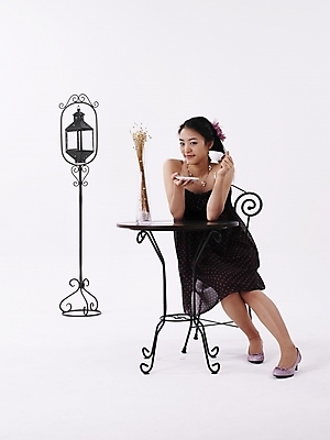 포토 JPG 스튜디오촬영 전신 모델 긴머리 원피스 여자 꽃 구두 분홍색 포즈 의자 탁자 실내 한명 미소 누끼 사람 앉기 20대 성인 세로 치마 검은색 한국인 스탠드 하이힐 커피잔 찻잔 여자만 여자한명만 성인여자만 청년만 청년여자만 성인한명만 청년여자한명만 성인여자한명만 성인만 국내포토 식물 1 헤어스타일 옷 커피 컬러 가구 신발 모션 하의 조명 잔 표정 동양인 청년 내부 여성화 파일형식