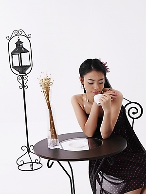 포토 JPG 스튜디오촬영 모델 긴머리 원피스 여자 꽃 포즈 의자 탁자 실내 한명 사람 상반신 20대 성인 세로 치마 검은색 한국인 스탠드 커피잔 찻잔 여자만 여자한명만 성인여자만 청년만 청년여자만 성인한명만 청년여자한명만 성인여자한명만 성인만 국내포토 식물 1 헤어스타일 옷 커피 컬러 가구 하의 조명 잔 동양인 청년 내부 파일형식