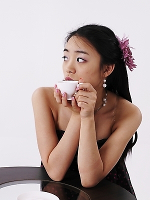 포토 JPG 스튜디오촬영 모델 긴머리 원피스 여자 포즈 의자 탁자 실내 한명 누끼 사람 상반신 20대 성인 세로 치마 검은색 한국인 커피잔 찻잔 여자만 여자한명만 성인여자만 청년만 청년여자만 성인한명만 청년여자한명만 성인여자한명만 성인만 국내포토 1 헤어스타일 옷 커피 컬러 가구 하의 잔 동양인 청년 내부 파일형식