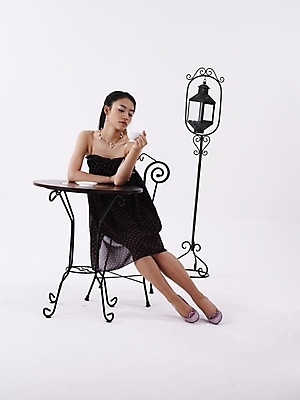 포토 JPG 스튜디오촬영 전신 모델 긴머리 원피스 여자 구두 분홍색 포즈 의자 탁자 실내 한명 누끼 사람 앉기 20대 성인 세로 치마 검은색 한국인 스탠드 하이힐 커피잔 찻잔 여자만 여자한명만 성인여자만 청년만 청년여자만 성인한명만 청년여자한명만 성인여자한명만 성인만 국내포토 1 헤어스타일 옷 커피 컬러 가구 신발 모션 하의 조명 잔 동양인 청년 내부 여성화 파일형식