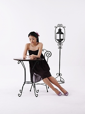 포토 JPG 스튜디오촬영 전신 모델 긴머리 원피스 여자 구두 분홍색 포즈 의자 탁자 실내 한명 누끼 사람 앉기 20대 성인 세로 치마 검은색 한국인 스탠드 하이힐 커피잔 찻잔 여자만 여자한명만 성인여자만 청년만 청년여자만 성인한명만 청년여자한명만 성인여자한명만 성인만 국내포토 1 헤어스타일 옷 커피 컬러 가구 신발 모션 하의 조명 잔 동양인 청년 내부 여성화 파일형식