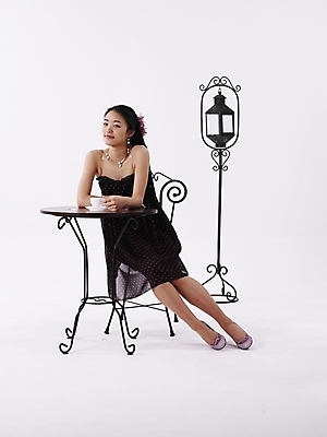 포토 JPG 스튜디오촬영 전신 모델 긴머리 원피스 여자 구두 분홍색 포즈 의자 탁자 실내 한명 미소 누끼 사람 앉기 20대 성인 세로 치마 검은색 한국인 스탠드 하이힐 커피잔 찻잔 여자만 여자한명만 성인여자만 청년만 청년여자만 성인한명만 청년여자한명만 성인여자한명만 성인만 국내포토 1 헤어스타일 옷 커피 컬러 가구 신발 모션 하의 조명 잔 표정 동양인 청년 내부 여성화 파일형식