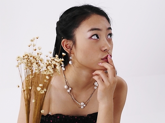 포토 JPG 스튜디오촬영 모델 긴머리 원피스 여자 꽃 포즈 실내 표정 한명 누끼 사람 상반신 20대 성인 세로 치마 검은색 한국인 여자만 여자한명만 성인여자만 청년만 청년여자만 성인한명만 청년여자한명만 성인여자한명만 성인만 국내포토 식물 1 헤어스타일 옷 컬러 하의 동양인 청년 내부 파일형식