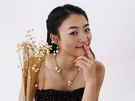 포토 JPG 스튜디오촬영 모델 긴머리 원피스 여자 꽃 포즈 실내 표정 한명 미소 누끼 사람 상반신 20대 성인 세로 치마 검은색 한국인 여자만 여자한명만 성인여자만 청년만 청년여자만 성인한명만 청년여자한명만 성인여자한명만 성인만 국내포토 식물 1 헤어스타일 옷 컬러 하의 동양인 청년 내부 파일형식