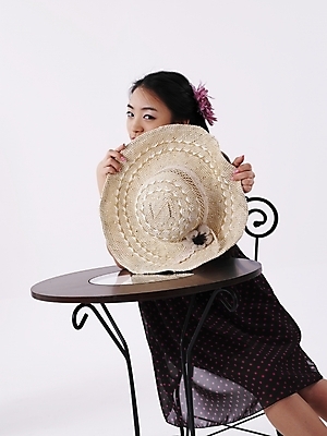 포토 JPG 스튜디오촬영 모델 모자 긴머리 원피스 여자 포즈 의자 탁자 실내 표정 한명 누끼 사람 앉기 상반신 20대 성인 세로 치마 검은색 한국인 여자만 여자한명만 성인여자만 청년만 청년여자만 성인한명만 청년여자한명만 성인여자한명만 성인만 국내포토 1 헤어스타일 잡화 옷 컬러 가구 모션 하의 동양인 청년 내부 파일형식