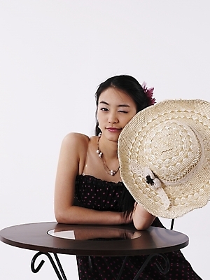 포토 JPG 스튜디오촬영 모델 모자 긴머리 원피스 여자 포즈 의자 탁자 실내 표정 윙크 한명 누끼 사람 앉기 상반신 20대 성인 세로 치마 검은색 한국인 여자만 여자한명만 성인여자만 청년만 청년여자만 성인한명만 청년여자한명만 성인여자한명만 성인만 국내포토 1 헤어스타일 잡화 옷 컬러 가구 모션 하의 동양인 청년 내부 파일형식