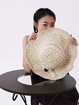 포토 JPG 스튜디오촬영 모델 모자 긴머리 원피스 여자 포즈 의자 탁자 실내 표정 한명 누끼 사람 앉기 상반신 20대 성인 세로 치마 검은색 한국인 여자만 여자한명만 성인여자만 청년만 청년여자만 성인한명만 청년여자한명만 성인여자한명만 성인만 국내포토 1 헤어스타일 잡화 옷 컬러 가구 모션 하의 동양인 청년 내부 파일형식