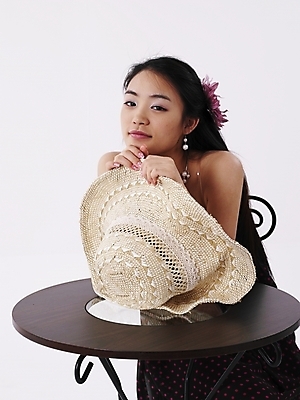 포토 JPG 스튜디오촬영 모델 모자 긴머리 원피스 여자 포즈 의자 탁자 실내 표정 한명 누끼 사람 앉기 상반신 20대 성인 세로 치마 검은색 한국인 여자만 여자한명만 성인여자만 청년만 청년여자만 성인한명만 청년여자한명만 성인여자한명만 성인만 국내포토 1 헤어스타일 잡화 옷 컬러 가구 모션 하의 동양인 청년 내부 파일형식