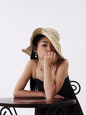 포토 JPG 스튜디오촬영 모델 모자 긴머리 원피스 여자 포즈 의자 탁자 실내 표정 한명 누끼 사람 앉기 상반신 20대 성인 세로 치마 검은색 한국인 여자만 여자한명만 성인여자만 청년만 청년여자만 성인한명만 청년여자한명만 성인여자한명만 성인만 국내포토 1 헤어스타일 잡화 옷 컬러 가구 모션 하의 동양인 청년 내부 파일형식