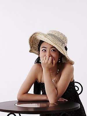 포토 JPG 스튜디오촬영 모델 모자 긴머리 원피스 여자 포즈 의자 탁자 실내 표정 한명 누끼 사람 앉기 상반신 20대 성인 세로 치마 검은색 한국인 여자만 여자한명만 성인여자만 청년만 청년여자만 성인한명만 청년여자한명만 성인여자한명만 성인만 국내포토 1 헤어스타일 잡화 옷 컬러 가구 모션 하의 동양인 청년 내부 파일형식