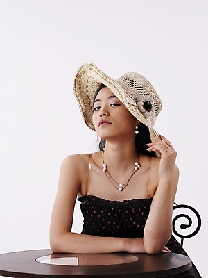 포토 JPG 스튜디오촬영 모델 모자 긴머리 원피스 여자 포즈 의자 탁자 실내 표정 한명 누끼 사람 앉기 상반신 20대 성인 세로 치마 검은색 한국인 여자만 여자한명만 성인여자만 청년만 청년여자만 성인한명만 청년여자한명만 성인여자한명만 성인만 국내포토 1 헤어스타일 잡화 옷 컬러 가구 모션 하의 동양인 청년 내부 파일형식