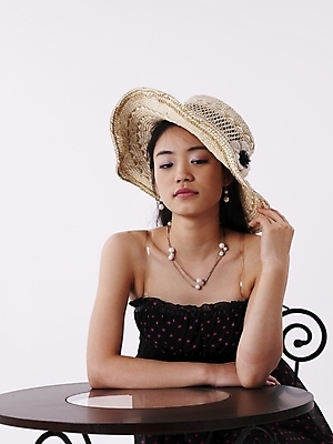 포토 JPG 스튜디오촬영 모델 모자 긴머리 원피스 여자 포즈 의자 탁자 실내 표정 한명 누끼 사람 앉기 상반신 20대 성인 세로 치마 검은색 한국인 여자만 여자한명만 성인여자만 청년만 청년여자만 성인한명만 청년여자한명만 성인여자한명만 성인만 국내포토 1 헤어스타일 잡화 옷 컬러 가구 모션 하의 동양인 청년 내부 파일형식