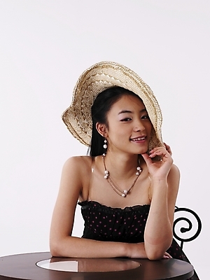 포토 JPG 스튜디오촬영 모델 모자 긴머리 원피스 여자 포즈 의자 탁자 실내 표정 한명 누끼 사람 앉기 상반신 20대 성인 세로 치마 검은색 한국인 여자만 여자한명만 성인여자만 청년만 청년여자만 성인한명만 청년여자한명만 성인여자한명만 성인만 국내포토 1 헤어스타일 잡화 옷 컬러 가구 모션 하의 동양인 청년 내부 파일형식