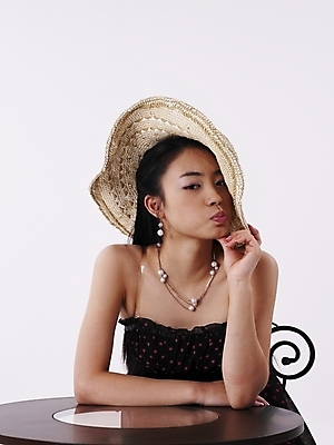 포토 JPG 스튜디오촬영 모델 모자 긴머리 원피스 여자 포즈 의자 탁자 실내 표정 한명 누끼 사람 앉기 상반신 20대 성인 세로 치마 검은색 한국인 여자만 여자한명만 성인여자만 청년만 청년여자만 성인한명만 청년여자한명만 성인여자한명만 성인만 국내포토 1 헤어스타일 잡화 옷 컬러 가구 모션 하의 동양인 청년 내부 파일형식