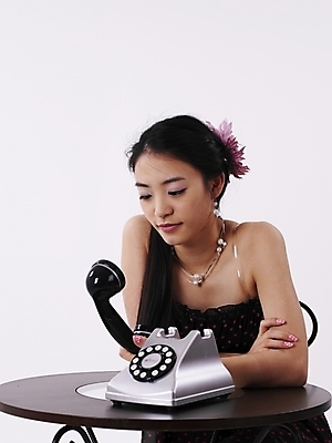 포토 JPG 스튜디오촬영 모델 긴머리 응시 원피스 여자 포즈 의자 탁자 실내 표정 한명 누끼 사람 상반신 20대 성인 세로 치마 검은색 한국인 전화기 유선전화기 여자만 여자한명만 성인여자만 청년만 청년여자만 성인한명만 청년여자한명만 성인여자한명만 성인만 국내포토 1 헤어스타일 시선 옷 컬러 가구 하의 동양인 청년 내부 파일형식