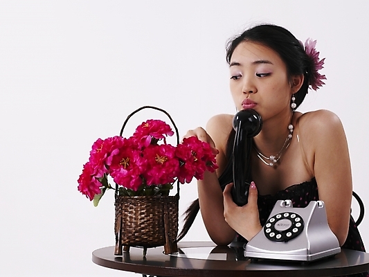 포토 JPG 스튜디오촬영 모델 긴머리 원피스 여자 꽃 포즈 의자 탁자 실내 표정 한명 누끼 사람 상반신 20대 성인 치마 검은색 한국인 전화기 유선전화기 여자만 여자한명만 성인여자만 청년만 청년여자만 성인한명만 청년여자한명만 성인여자한명만 성인만 국내포토 식물 1 헤어스타일 옷 컬러 가구 하의 동양인 청년 내부 파일형식