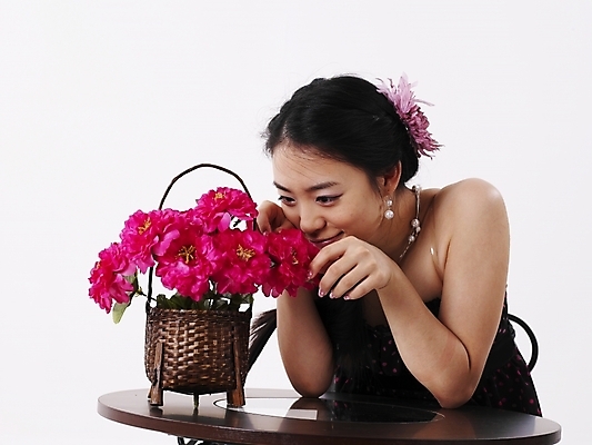 포토 JPG 스튜디오촬영 모델 긴머리 원피스 여자 꽃 포즈 의자 탁자 실내 표정 한명 누끼 사람 상반신 20대 성인 가로 치마 검은색 한국인 여자만 여자한명만 성인여자만 청년만 청년여자만 성인한명만 청년여자한명만 성인여자한명만 성인만 국내포토 식물 1 헤어스타일 옷 컬러 가구 하의 동양인 청년 내부 파일형식