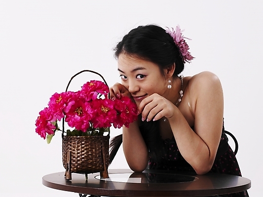 포토 JPG 스튜디오촬영 모델 긴머리 원피스 여자 꽃 화분 포즈 의자 탁자 실내 표정 한명 누끼 사람 상반신 20대 성인 가로 치마 검은색 한국인 여자만 여자한명만 성인여자만 청년만 청년여자만 성인한명만 청년여자한명만 성인여자한명만 성인만 국내포토 식물 1 헤어스타일 옷 컬러 가구 하의 동양인 청년 내부 파일형식