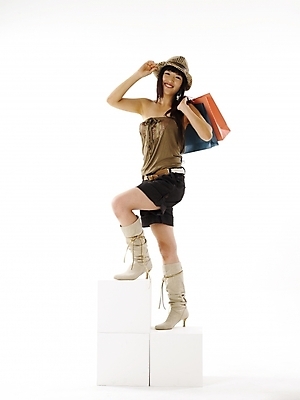 포토 JPG 스튜디오촬영 전신 모델 모자 긴머리 여자 포즈 반바지 부츠 실내 한명 미소 누끼 사람 20대 성인 세로 쇼핑 상자 쇼핑백 계단 한국인 여자만 여자한명만 성인여자만 청년만 청년여자만 성인한명만 청년여자한명만 성인여자한명만 성인만 국내포토 1 헤어스타일 잡화 신발 가방 바지 표정 동양인 청년 내부 파일형식