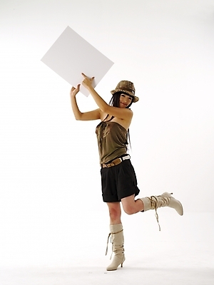 포토 JPG 스튜디오촬영 전신 모델 모자 긴머리 여자 종이 포즈 반바지 프레임 부츠 실내 한명 미소 누끼 사람 손짓 20대 성인 세로 한국인 흰색 백지 손모양 여자만 여자한명만 성인여자만 청년만 청년여자만 성인한명만 청년여자한명만 성인여자한명만 성인만 국내포토 모양 1 헤어스타일 잡화 컬러 신발 바지 모션 표정 동양인 청년 내부 파일형식 손_신체부위