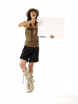 포토 JPG 스튜디오촬영 전신 모델 모자 긴머리 여자 종이 포즈 반바지 프레임 부츠 실내 한명 미소 누끼 사람 손짓 20대 성인 세로 한국인 흰색 백지 손모양 여자만 여자한명만 성인여자만 청년만 청년여자만 성인한명만 청년여자한명만 성인여자한명만 성인만 국내포토 모양 1 헤어스타일 잡화 컬러 신발 바지 모션 표정 동양인 청년 내부 파일형식 손_신체부위