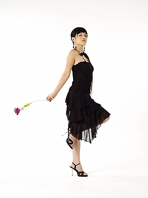 포토 JPG 스튜디오촬영 전신 모델 드레스 원피스 여자 꽃 구두 포즈 한송이 실내 한명 누끼 사람 20대 성인 세로 검은색 한국인 하이힐 여자만 여자한명만 성인여자만 청년만 청년여자만 성인한명만 청년여자한명만 성인여자한명만 성인만 국내포토 식물 1 옷 컬러 신발 동양인 청년 내부 여성화 송이 파일형식