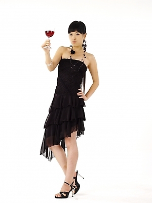 포토 JPG 스튜디오촬영 전신 모델 드레스 원피스 여자 구두 포즈 실내 한명 누끼 사람 20대 성인 세로 와인 검은색 한국인 하이힐 여자만 여자한명만 성인여자만 청년만 청년여자만 성인한명만 청년여자한명만 성인여자한명만 성인만 국내포토 1 옷 컬러 신발 주류 동양인 청년 내부 여성화 파일형식