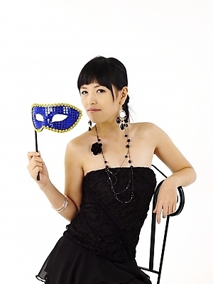 포토 JPG 스튜디오촬영 모델 드레스 원피스 여자 포즈 의자 실내 가면 한명 누끼 사람 상반신 20대 성인 세로 검은색 한국인 여자만 여자한명만 성인여자만 청년만 청년여자만 성인한명만 청년여자한명만 성인여자한명만 성인만 국내포토 1 옷 컬러 가구 동양인 청년 내부 파일형식