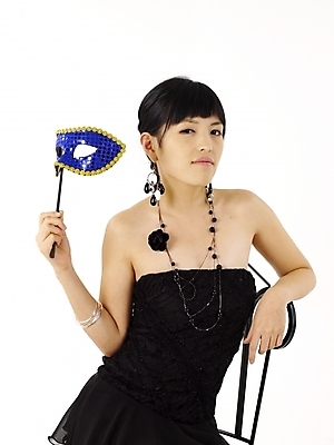 포토 JPG 스튜디오촬영 모델 드레스 원피스 여자 포즈 의자 실내 가면 한명 누끼 사람 상반신 20대 성인 세로 검은색 한국인 여자만 여자한명만 성인여자만 청년만 청년여자만 성인한명만 청년여자한명만 성인여자한명만 성인만 국내포토 1 옷 컬러 가구 동양인 청년 내부 파일형식