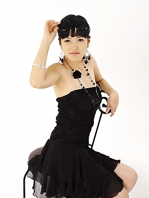 포토 JPG 스튜디오촬영 모델 드레스 원피스 여자 포즈 의자 실내 한명 누끼 사람 상반신 20대 성인 세로 선글라스 검은색 한국인 여자만 여자한명만 성인여자만 청년만 청년여자만 성인한명만 청년여자한명만 성인여자한명만 성인만 국내포토 1 옷 안경 컬러 가구 동양인 청년 내부 파일형식