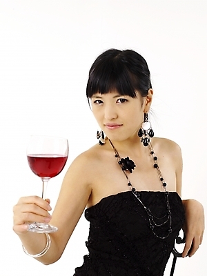 포토 JPG 스튜디오촬영 모델 드레스 원피스 여자 포즈 의자 실내 한명 누끼 사람 앉기 상반신 20대 성인 세로 와인 검은색 한국인 여자만 여자한명만 성인여자만 청년만 청년여자만 성인한명만 청년여자한명만 성인여자한명만 성인만 국내포토 1 옷 컬러 가구 모션 주류 동양인 청년 내부 파일형식