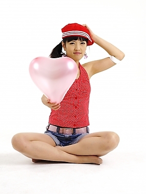 포토 JPG 스튜디오촬영 전신 모델 모자 여자 포즈 반바지 실내 표정 한명 누끼 사람 이벤트 20대 성인 빨간색 세로 한국인 하트풍선 풍선 여자만 여자한명만 성인여자만 청년만 청년여자만 성인한명만 청년여자한명만 성인여자한명만 성인만 국내포토 1 잡화 컬러 바지 동양인 청년 내부 하트 파일형식