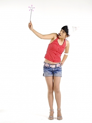 포토 JPG 스튜디오촬영 전신 모델 여자 구두 포즈 반바지 실내 표정 한명 누끼 사람 이벤트 20대 성인 빨간색 세로 고깔모자 한국인 하이힐 매직봉 여자만 여자한명만 성인여자만 청년만 청년여자만 성인한명만 청년여자한명만 성인여자한명만 성인만 국내포토 모자_잡화 1 컬러 신발 바지 동양인 청년 내부 여성화 파일형식