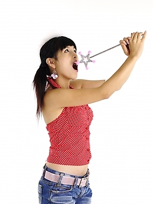 포토 JPG 스튜디오촬영 모델 여자 포즈 반바지 실내 표정 한명 누끼 사람 상반신 20대 성인 빨간색 고깔모자 한국인 마술봉 매직봉 여자만 여자한명만 성인여자만 청년만 청년여자만 성인한명만 청년여자한명만 성인여자한명만 성인만 국내포토 모자_잡화 1 컬러 바지 동양인 청년 내부 마술도구 파일형식