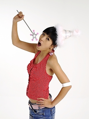 포토 JPG 스튜디오촬영 모델 여자 포즈 반바지 실내 표정 한명 누끼 사람 상반신 20대 성인 빨간색 고깔모자 한국인 마술봉 여자만 여자한명만 성인여자만 청년만 청년여자만 성인한명만 청년여자한명만 성인여자한명만 성인만 국내포토 모자_잡화 1 컬러 바지 동양인 청년 내부 마술도구 파일형식