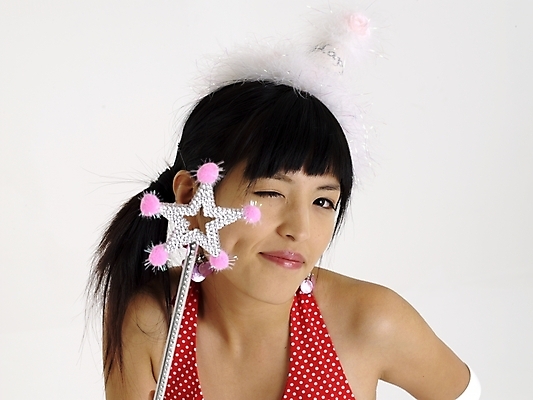 포토 JPG 스튜디오촬영 모델 여자 포즈 실내 표정 한명 누끼 사람 근접촬영 상반신 20대 성인 빨간색 고깔모자 한국인 마술봉 매직봉 여자만 여자한명만 성인여자만 청년만 청년여자만 성인한명만 청년여자한명만 성인여자한명만 성인만 국내포토 모자_잡화 1 뷰포인트 컬러 동양인 청년 내부 마술도구 파일형식