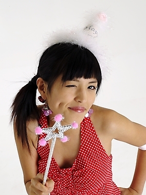 포토 JPG 스튜디오촬영 모델 여자 포즈 실내 표정 한명 사람 근접촬영 상반신 20대 성인 빨간색 고깔모자 한국인 마술봉 매직봉 여자만 여자한명만 성인여자만 청년만 청년여자만 성인한명만 청년여자한명만 성인여자한명만 성인만 국내포토 모자_잡화 1 뷰포인트 컬러 동양인 청년 내부 마술도구 파일형식