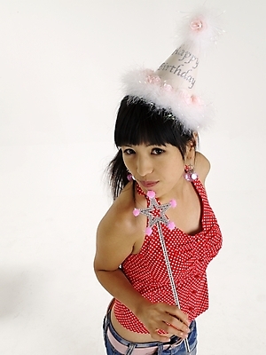 포토 JPG 스튜디오촬영 모델 여자 포즈 반바지 실내 표정 한명 누끼 사람 근접촬영 상반신 20대 성인 빨간색 하이앵글 고깔모자 한국인 마술봉 매직봉 여자만 여자한명만 성인여자만 청년만 청년여자만 성인한명만 청년여자한명만 성인여자한명만 성인만 국내포토 모자_잡화 1 뷰포인트 컬러 바지 동양인 청년 내부 마술도구 파일형식