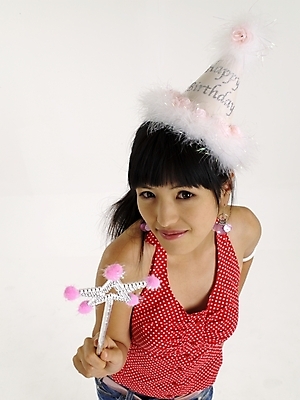 포토 JPG 스튜디오촬영 모델 여자 포즈 실내 표정 한명 누끼 사람 상반신 20대 성인 빨간색 하이앵글 고깔모자 한국인 마술봉 매직봉 여자만 여자한명만 성인여자만 청년만 청년여자만 성인한명만 청년여자한명만 성인여자한명만 성인만 국내포토 모자_잡화 1 뷰포인트 컬러 동양인 청년 내부 마술도구 파일형식