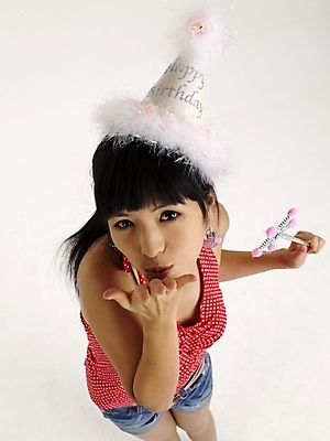 포토 JPG 스튜디오촬영 모델 여자 포즈 반바지 실내 표정 한명 누끼 사람 상반신 20대 성인 빨간색 하이앵글 고깔모자 한국인 마술봉 매직봉 여자만 여자한명만 성인여자만 청년만 청년여자만 성인한명만 청년여자한명만 성인여자한명만 성인만 국내포토 모자_잡화 1 뷰포인트 컬러 바지 동양인 청년 내부 마술도구 파일형식