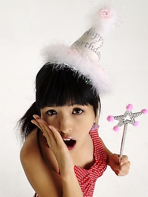 포토 JPG 스튜디오촬영 모델 여자 포즈 실내 표정 한명 누끼 사람 상반신 20대 성인 빨간색 하이앵글 고깔모자 한국인 마술봉 매직봉 여자만 여자한명만 성인여자만 청년만 청년여자만 성인한명만 청년여자한명만 성인여자한명만 성인만 국내포토 모자_잡화 1 뷰포인트 컬러 동양인 청년 내부 마술도구 파일형식