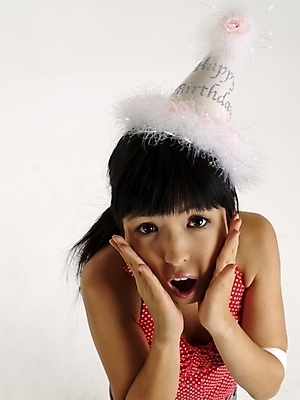 포토 JPG 스튜디오촬영 모델 여자 포즈 실내 표정 한명 누끼 사람 상반신 20대 성인 빨간색 하이앵글 고깔모자 한국인 여자만 여자한명만 성인여자만 청년만 청년여자만 성인한명만 청년여자한명만 성인여자한명만 성인만 국내포토 모자_잡화 1 뷰포인트 컬러 동양인 청년 내부 파일형식