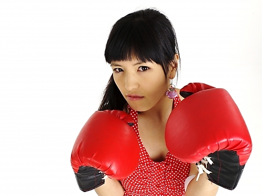 포토 JPG 스튜디오촬영 모델 여자 포즈 실내 표정 한명 누끼 사람 상반신 20대 성인 빨간색 한국인 글러브 권투글러브 여자만 여자한명만 성인여자만 청년만 청년여자만 성인한명만 청년여자한명만 성인여자한명만 성인만 국내포토 1 스포츠용품 컬러 장갑 동양인 청년 내부 파일형식