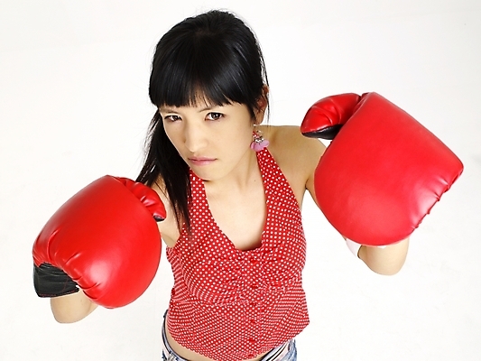 포토 JPG 스튜디오촬영 모델 여자 포즈 실내 표정 한명 누끼 사람 상반신 20대 성인 빨간색 하이앵글 한국인 글러브 권투글러브 여자만 여자한명만 성인여자만 청년만 청년여자만 성인한명만 청년여자한명만 성인여자한명만 성인만 국내포토 1 스포츠용품 뷰포인트 컬러 장갑 동양인 청년 내부 파일형식