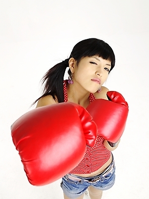 포토 JPG 스튜디오촬영 모델 여자 포즈 실내 표정 한명 누끼 사람 상반신 20대 성인 빨간색 하이앵글 한국인 글러브 권투글러브 여자만 여자한명만 성인여자만 청년만 청년여자만 성인한명만 청년여자한명만 성인여자한명만 성인만 국내포토 1 스포츠용품 뷰포인트 컬러 장갑 동양인 청년 내부 파일형식