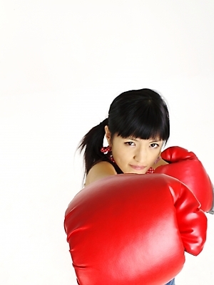 포토 JPG 스튜디오촬영 모델 여자 포즈 실내 표정 한명 누끼 사람 상반신 20대 성인 빨간색 하이앵글 한국인 글러브 권투글러브 여자만 여자한명만 성인여자만 청년만 청년여자만 성인한명만 청년여자한명만 성인여자한명만 성인만 국내포토 1 스포츠용품 뷰포인트 컬러 장갑 동양인 청년 내부 파일형식