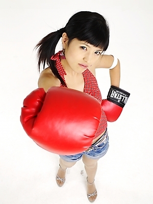 포토 JPG 스튜디오촬영 전신 모델 여자 구두 포즈 반바지 실내 표정 한명 누끼 사람 이벤트 20대 성인 빨간색 세로 하이앵글 한국인 글러브 권투글러브 하이힐 여자만 여자한명만 성인여자만 청년만 청년여자만 성인한명만 청년여자한명만 성인여자한명만 성인만 국내포토 1 스포츠용품 뷰포인트 컬러 장갑 신발 바지 동양인 청년 내부 여성화 파일형식