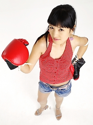 포토 JPG 스튜디오촬영 전신 모델 여자 구두 포즈 반바지 실내 표정 한명 누끼 사람 이벤트 20대 성인 빨간색 세로 하이앵글 한국인 글러브 권투글러브 하이힐 여자만 여자한명만 성인여자만 청년만 청년여자만 성인한명만 청년여자한명만 성인여자한명만 성인만 국내포토 1 스포츠용품 뷰포인트 컬러 장갑 신발 바지 동양인 청년 내부 여성화 파일형식